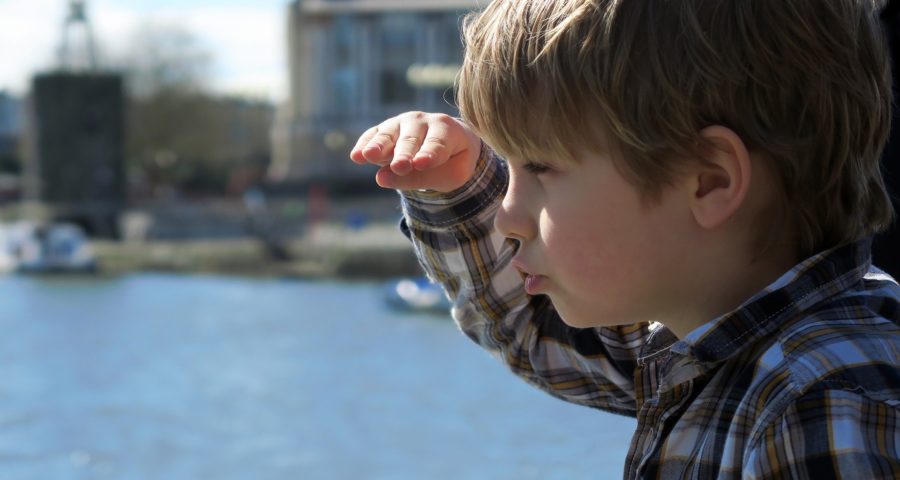 Kind im Hafen